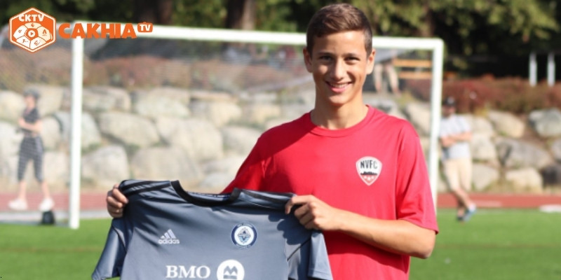 Được so sánh với Leroy Sané nhờ phong cách di chuyển và tốc độ