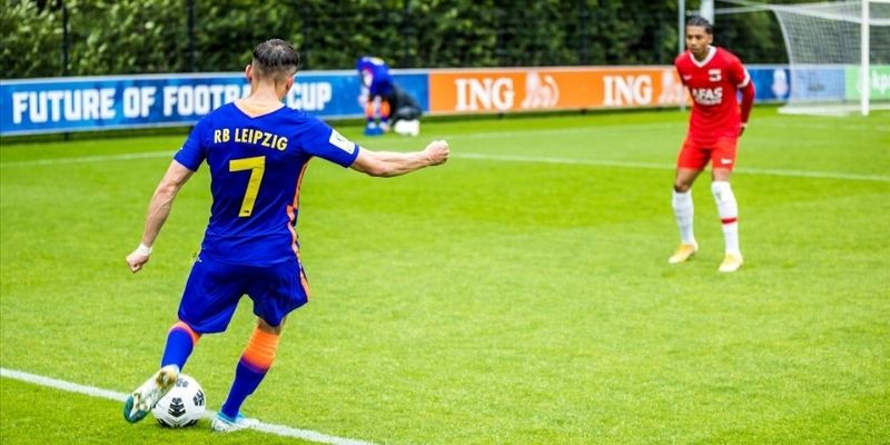 Pha đoạt bóng mạnh mẽ của cầu thủ biên phải, chặn đứng đường tấn công nguy hiểm sát vòng cấm