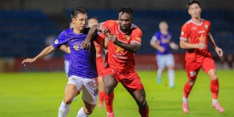 Đường tạt bóng xoáy và chính xác từ cánh, tìm thấy đồng đội trong vòng cấm địa