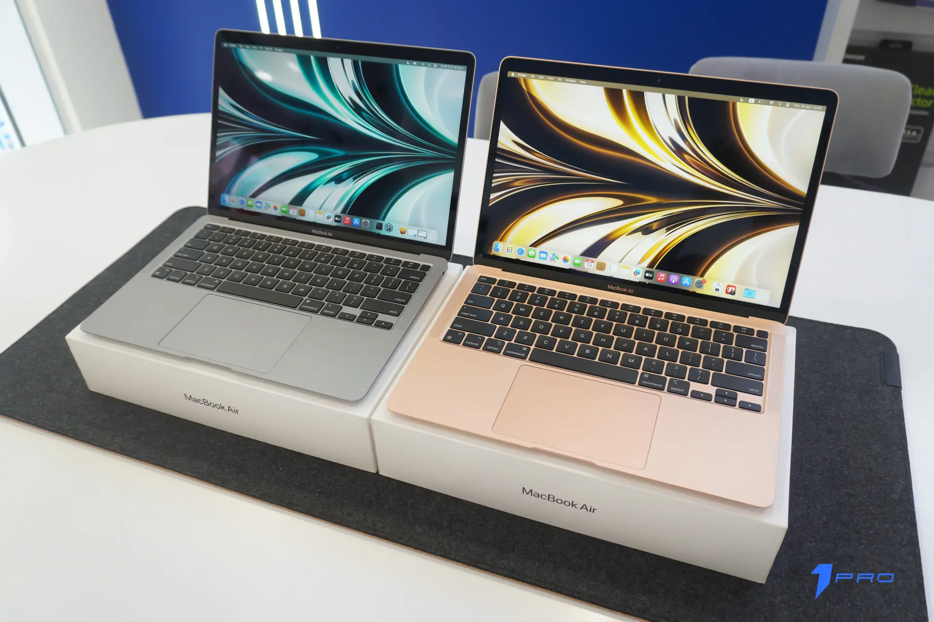 Macbook Air M1 trên bàn làm việc gọn gàng