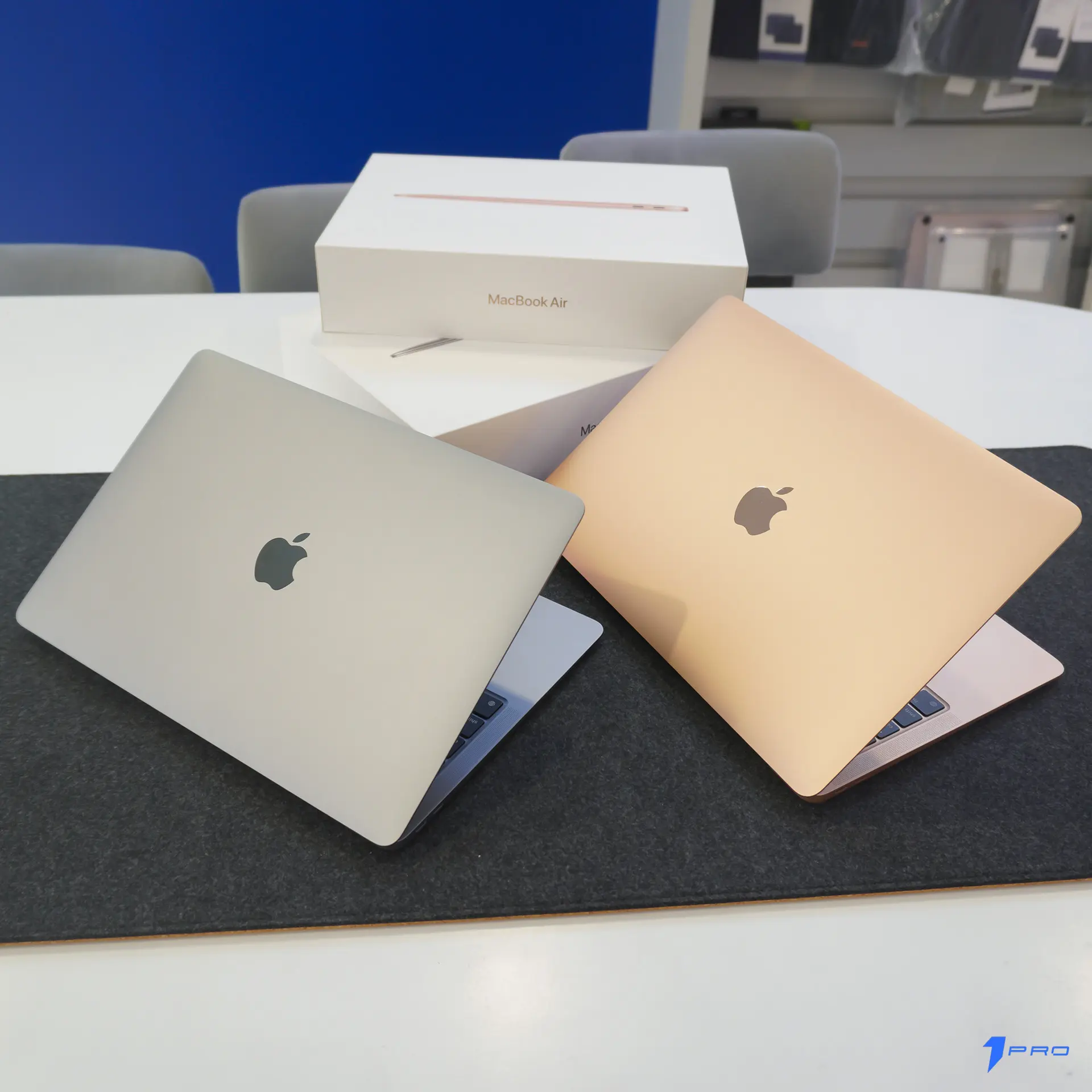 Macbook Air M1 đặt cạnh các mẫu Macbook khác