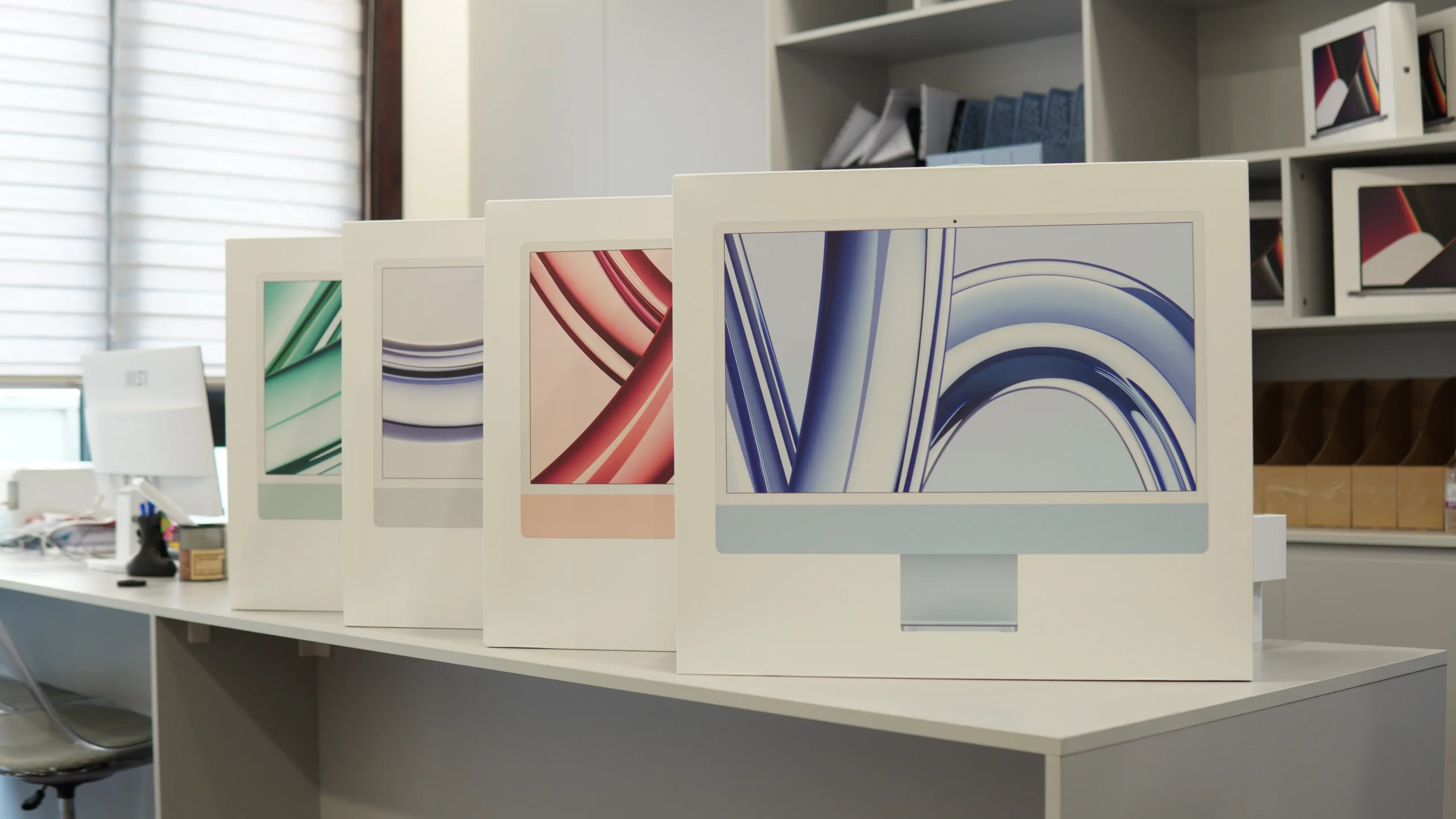 iMac M3 so với MacBook trong không gian làm việc