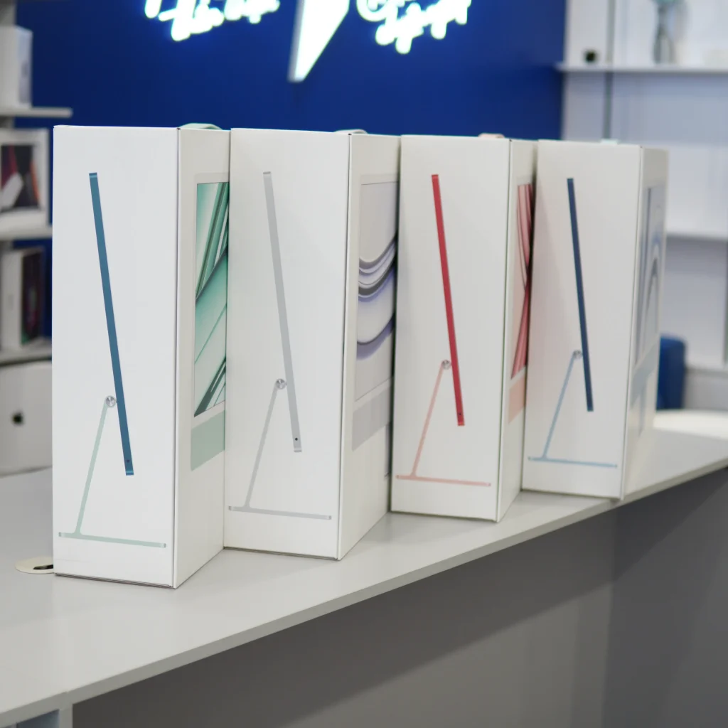 iMac M3 đặt trên bàn làm việc hiện đại